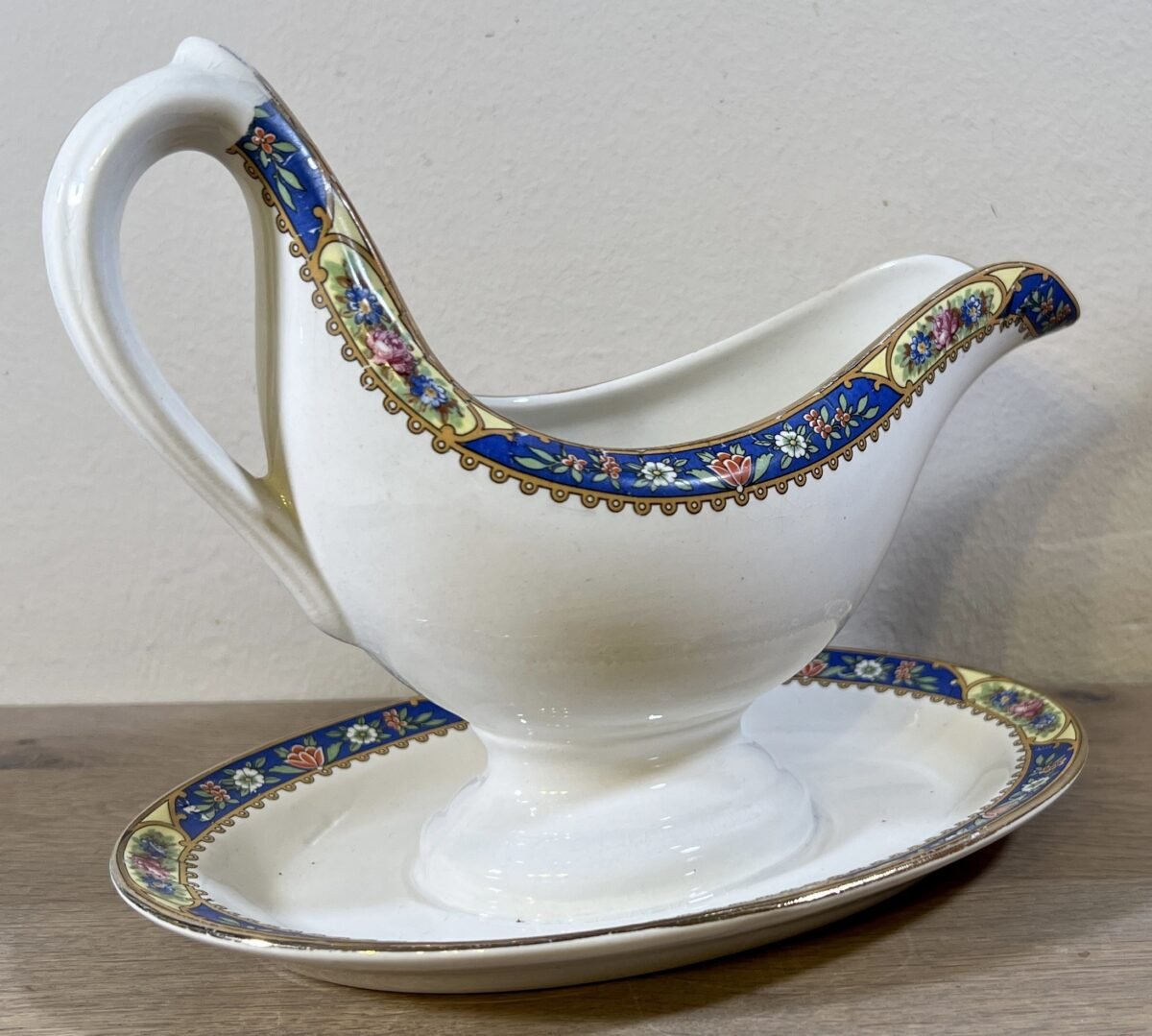 <p>Juskom / Sauskom - Boch - decoratie met bloemetjes in blauw/geel</p> - Boch