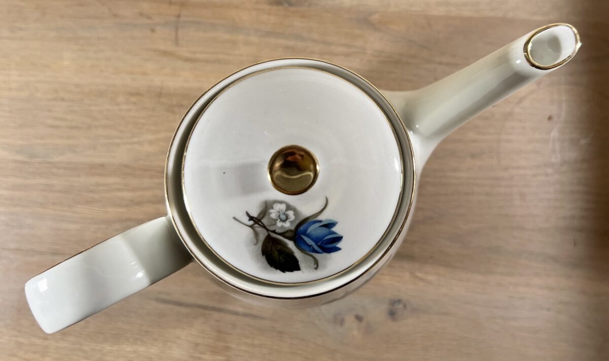 <p>Theepot - porselein - Wunsiedel Bavaria - décor in wit met blauw met witte bloemen</p> - Overig Duitsland