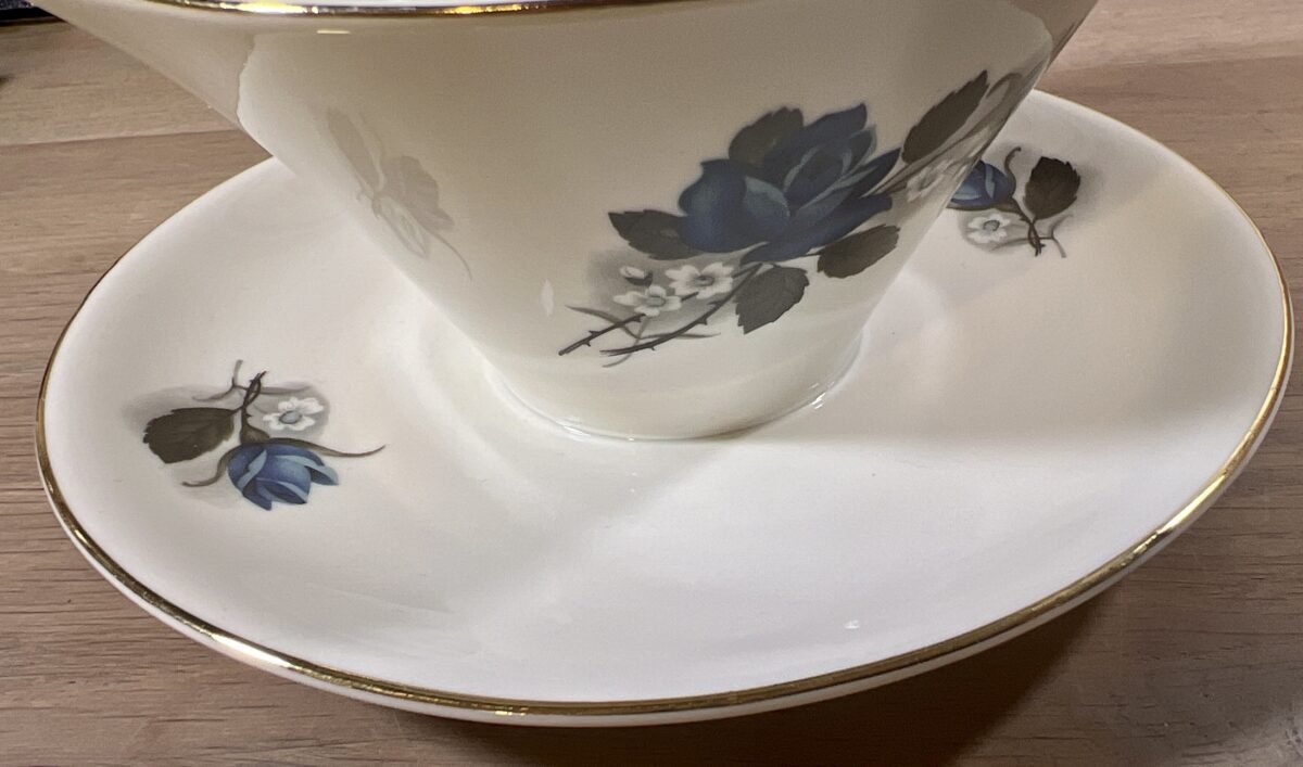 <p>Juskom / Sauskom - rond model - porselein - Wunsiedel Bavaria - décor in wit met blauw met witte bloemen</p> - Overig Duitsland