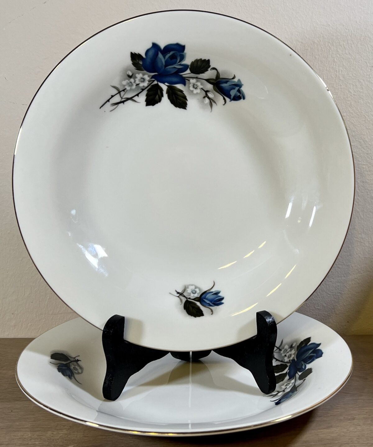 <p>Diep bord / Soepbord / Pastabord - porselein - Wunsiedel Bavaria - décor in wit met blauw met witte bloemen</p> - Overig Duitsland