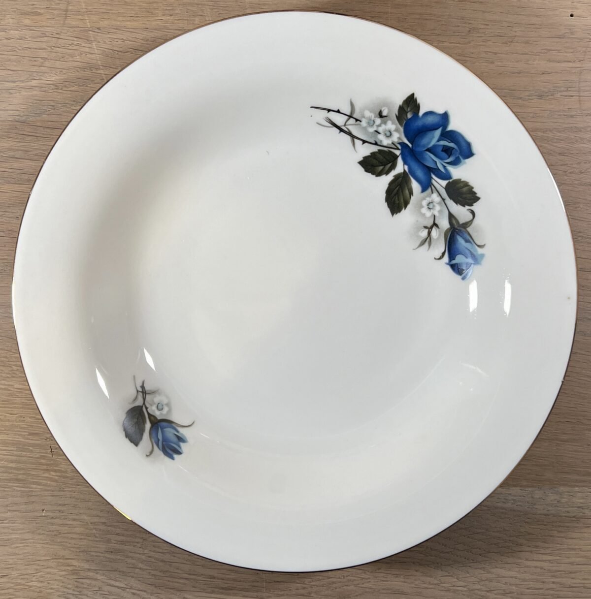 <p>Diep bord / Soepbord / Pastabord - porselein - Wunsiedel Bavaria - décor in wit met blauw met witte bloemen</p> - Overig Duitsland