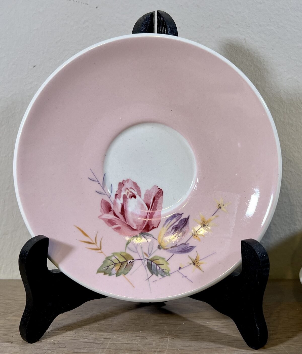 <p>Onderbord / Schotel - VEB Germany - décor met een roos op een roze pastel ondergrond</p> - Overig Duitsland