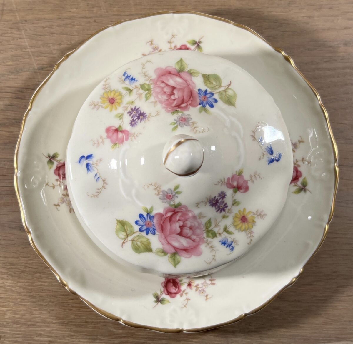 <p>Botervloot - rond model met onderschaal - Mosa (3 bogen is ca. 1960s) - décor in blauw/roze bloemen</p> - Mosa