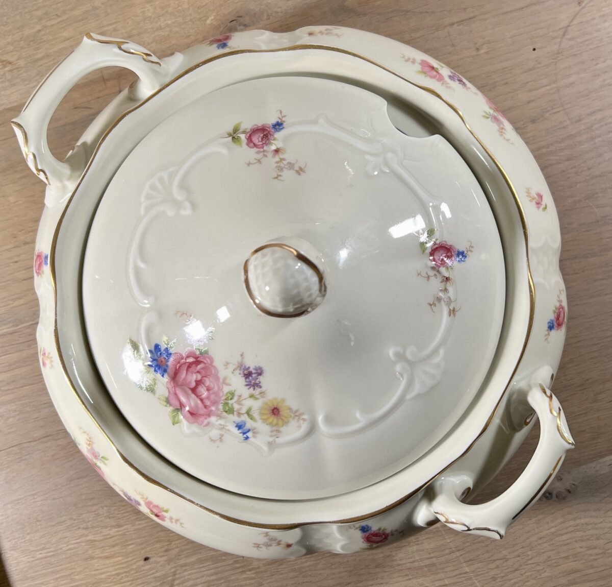 <p>Terrine - kleiner model - Mosa (3 bogen is ca. 1960s) - décor in blauw/roze bloemen</p> - Mosa