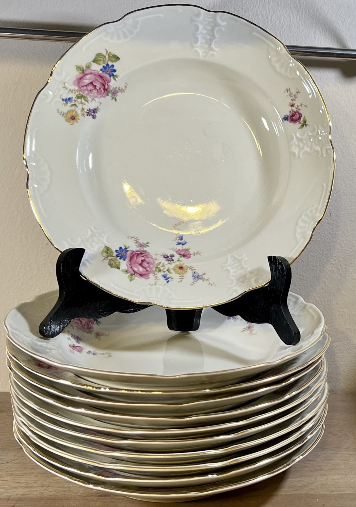 <p>Diep bord / Soepbord / Pastabord - Mosa (3 bogen is ca. 1960s) - décor in blauw/roze bloemen</p> - Mosa