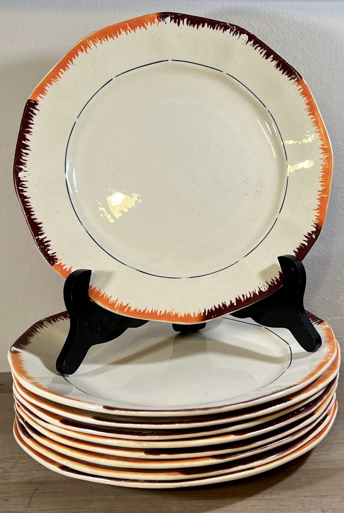 <p>Dinerbord / Eetbord - ongemerkt - décor in bruin met oranje aan de randen - Art Deco</p> - Onbekend