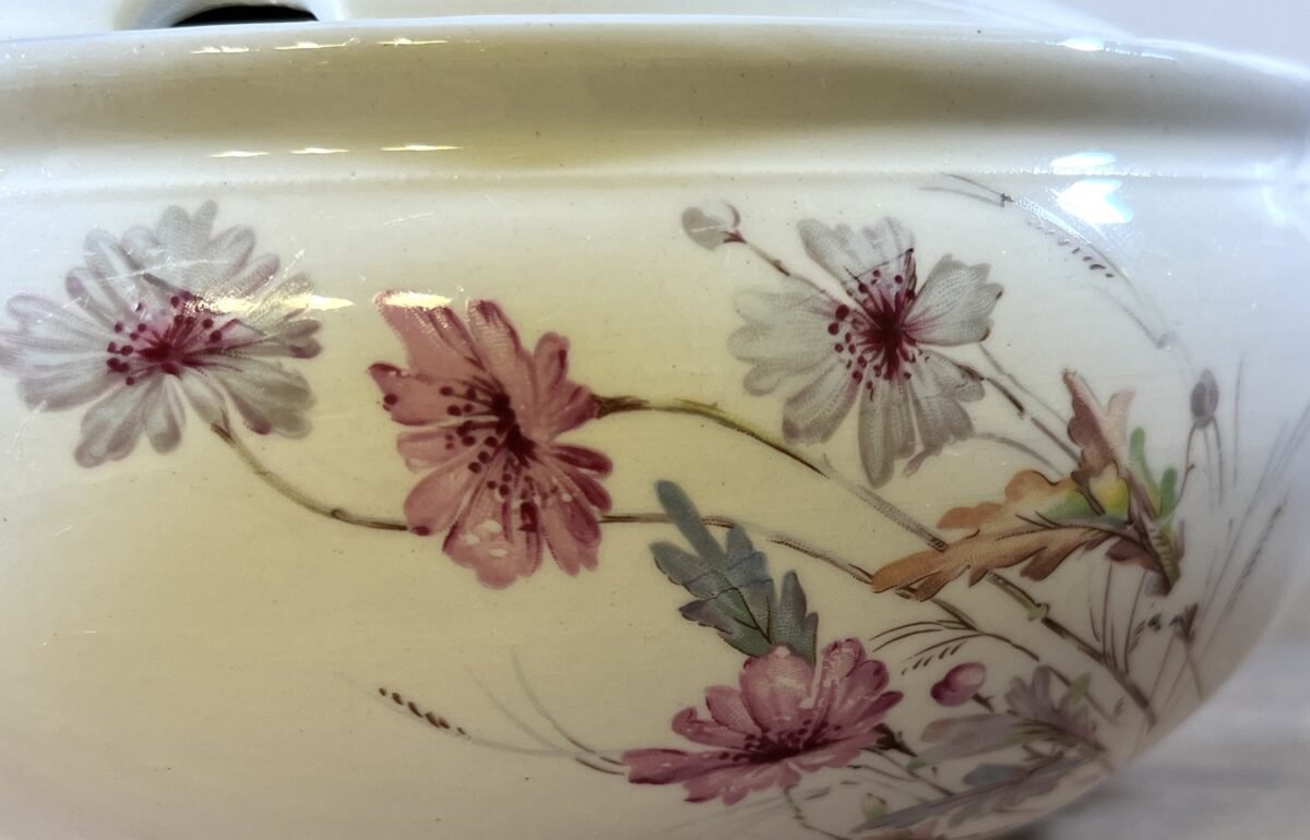 <p>Dekschaal / Soepterrine - Petrus Regout - model Desiree met een décor van grijs/roze bloemen</p> - Petrus Regout