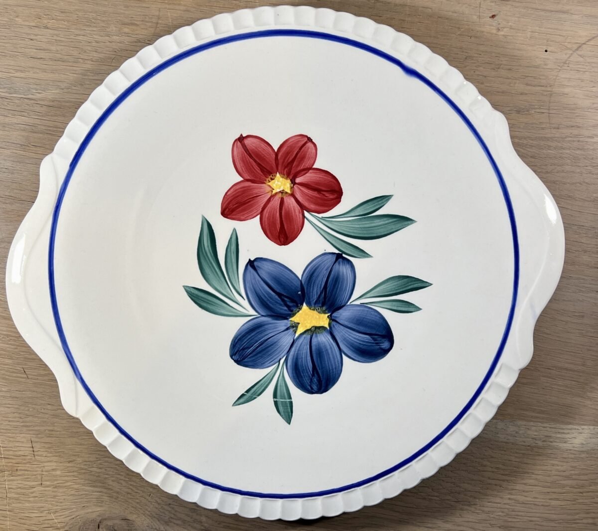 <p>Taartschaal / Taartplateau - Sarreguemines Digoin - décor ANTILLES met een rode en paars/blauwe bloem</p> - Sarreguémines
