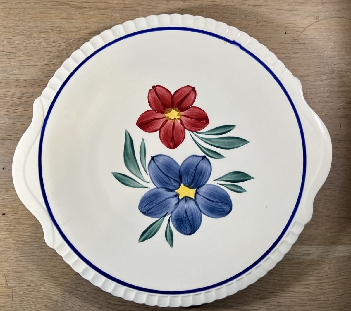 <p>Taartschaal / Taartplateau - Sarreguemines Digoin - décor ANTILLES met een rode en paars/blauwe bloem</p> - Sarreguémines