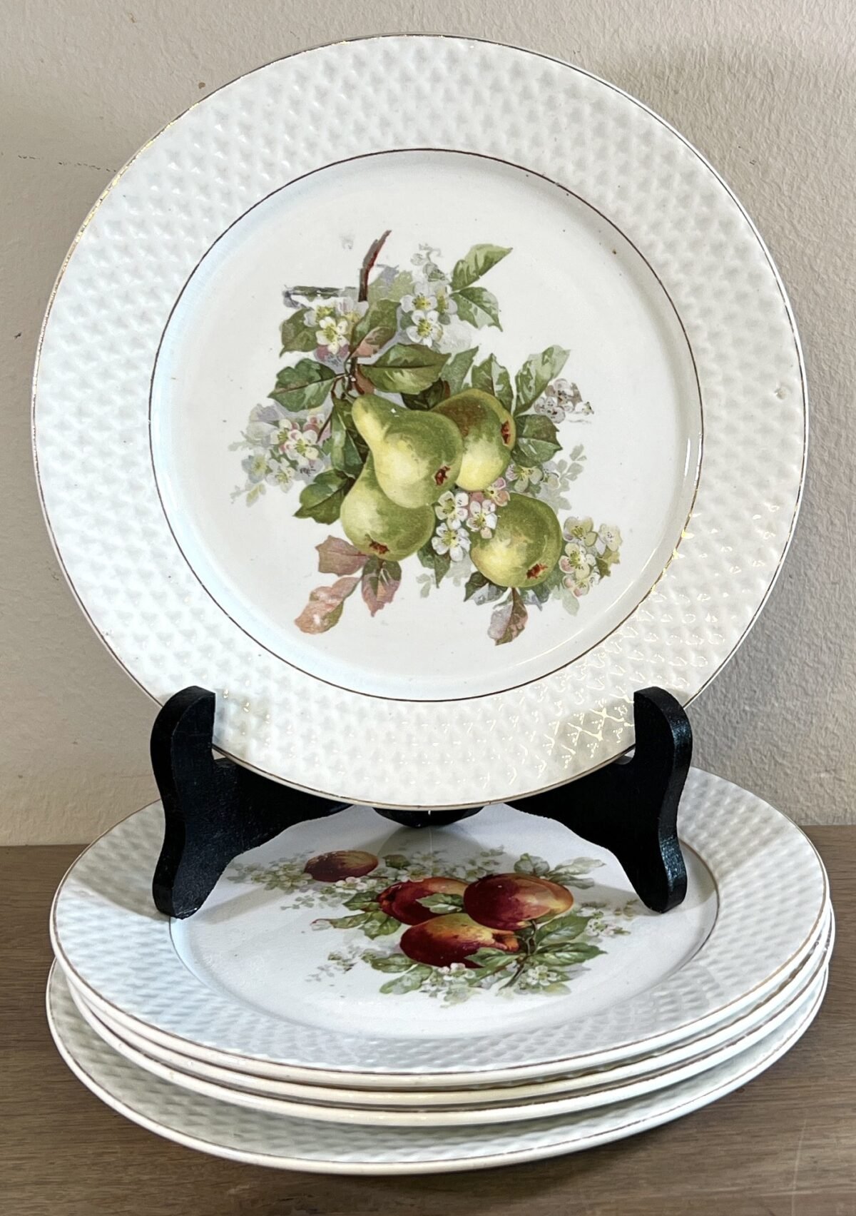 <p>Ontbijtbord / Dessertbord / Fruitbord - Societe Ceramique Maestricht - décor in verschillende soorten fruit</p> - Sociéte Céramique