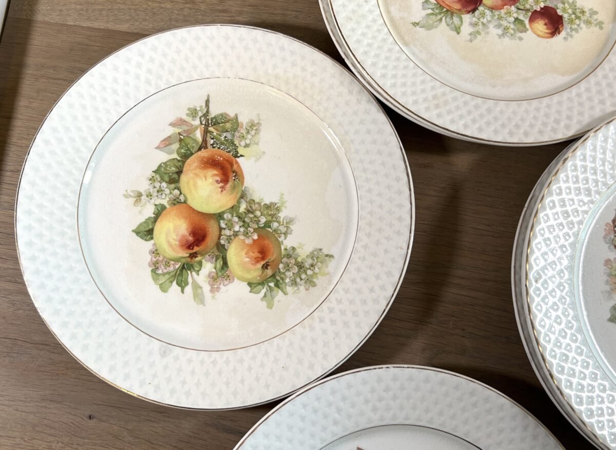 <p>Ontbijtbord / Dessertbord / Fruitbord - Societe Ceramique Maestricht - décor in verschillende soorten fruit</p> - Sociéte Céramique