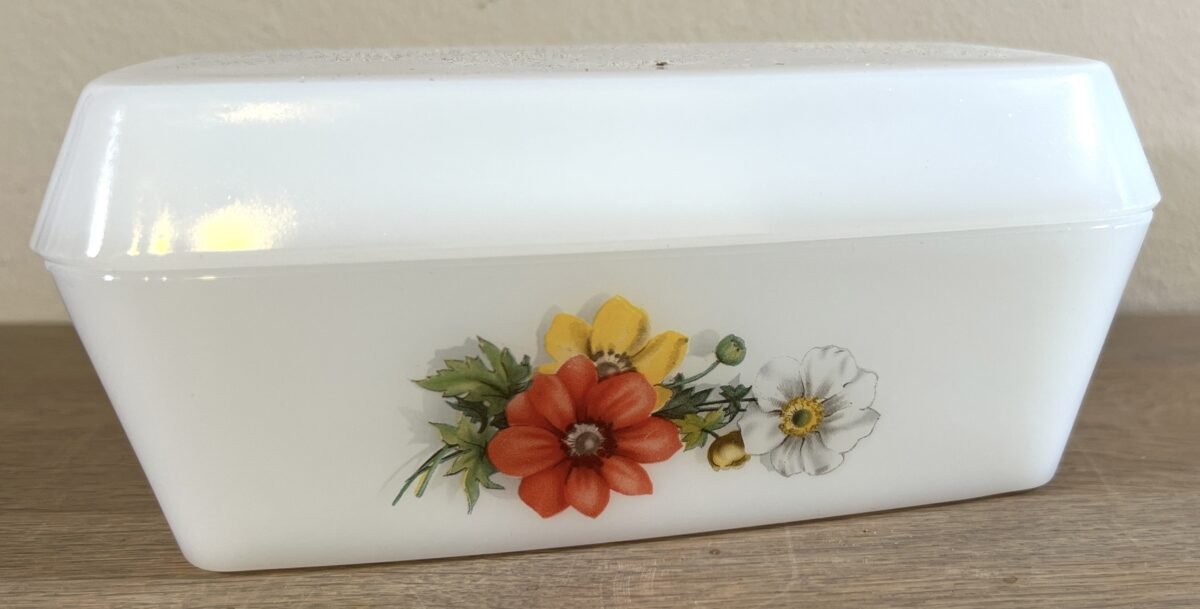 <p>Botervloot - 1970s - glazen model - Arcopal Frankrijk - décor met bloemen aan weerszijden</p> - Brocante