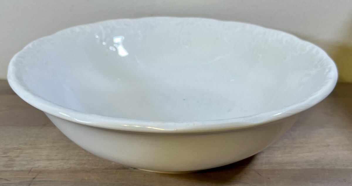 <p>Schaal / Saladeschaal - Boch - uitgevoerd in wit met een bewerkte rand</p> - Boch