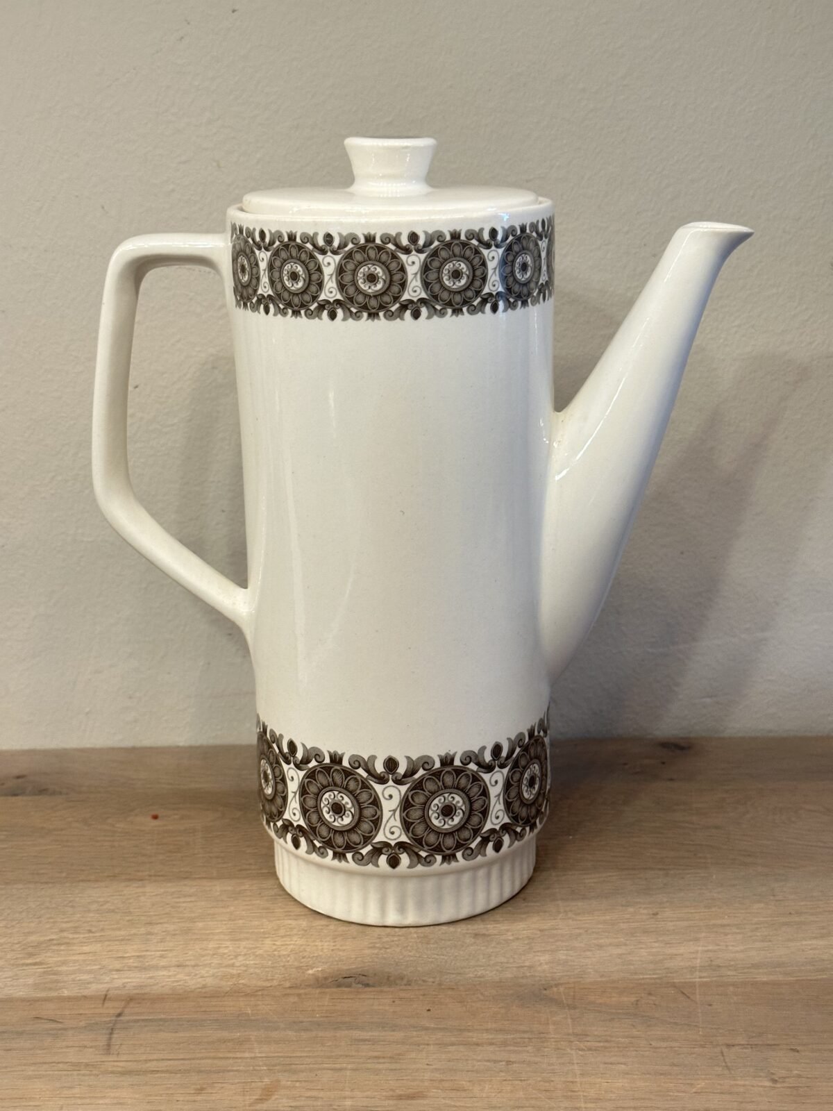 <p>Koffiepot - Boch - décor MURIELLE in bruin/grijs (1966) - vorm DELTA</p> - Boch