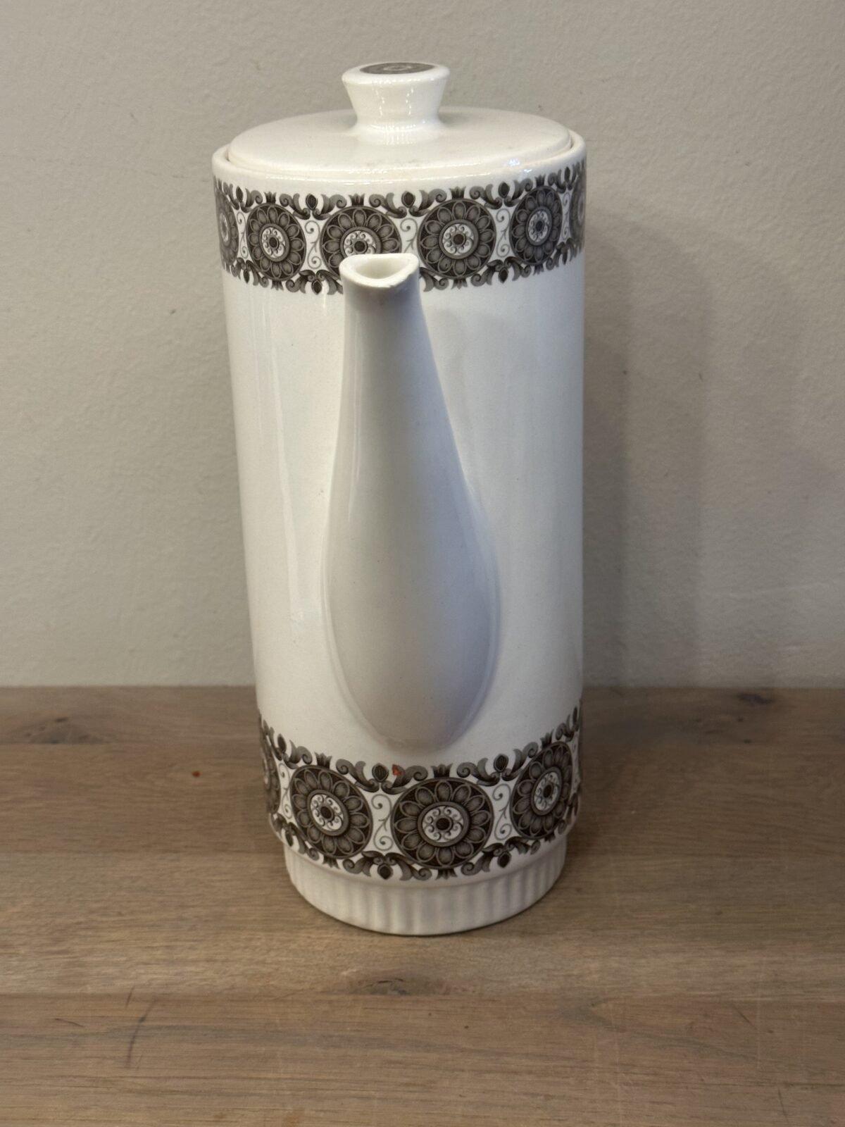 <p>Koffiepot - Boch - décor MURIELLE in bruin/grijs (1966) - vorm DELTA</p> - Boch