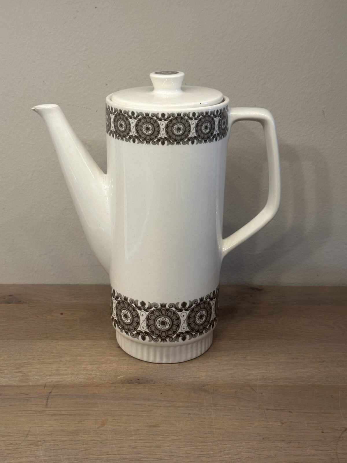 <p>Koffiepot - Boch - décor MURIELLE in bruin/grijs (1966) - vorm DELTA</p> - Boch