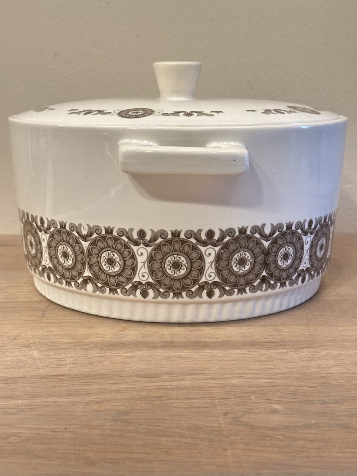 <p>Terrine / Dekschaal - Boch - décor MURIELLE in bruin/grijs (1966) - vorm DELTA</p> - Boch