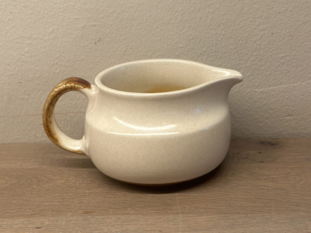 <p>Melkkan - redelijk groot model - Boch - décor VESUVE (1977) in bruin/crème keramiek</p> - Boch