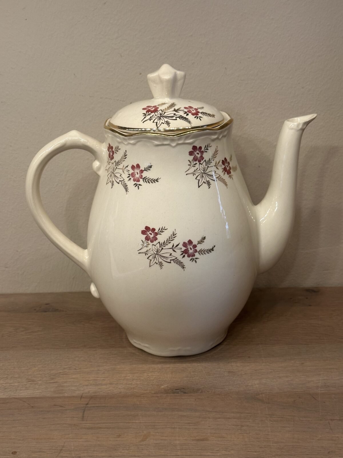 <p>Koffiepot - ongemerkt maar Boch - vorm CAPRI - décor van kleine roosjes met goudgekleurde takjes</p> - Boch