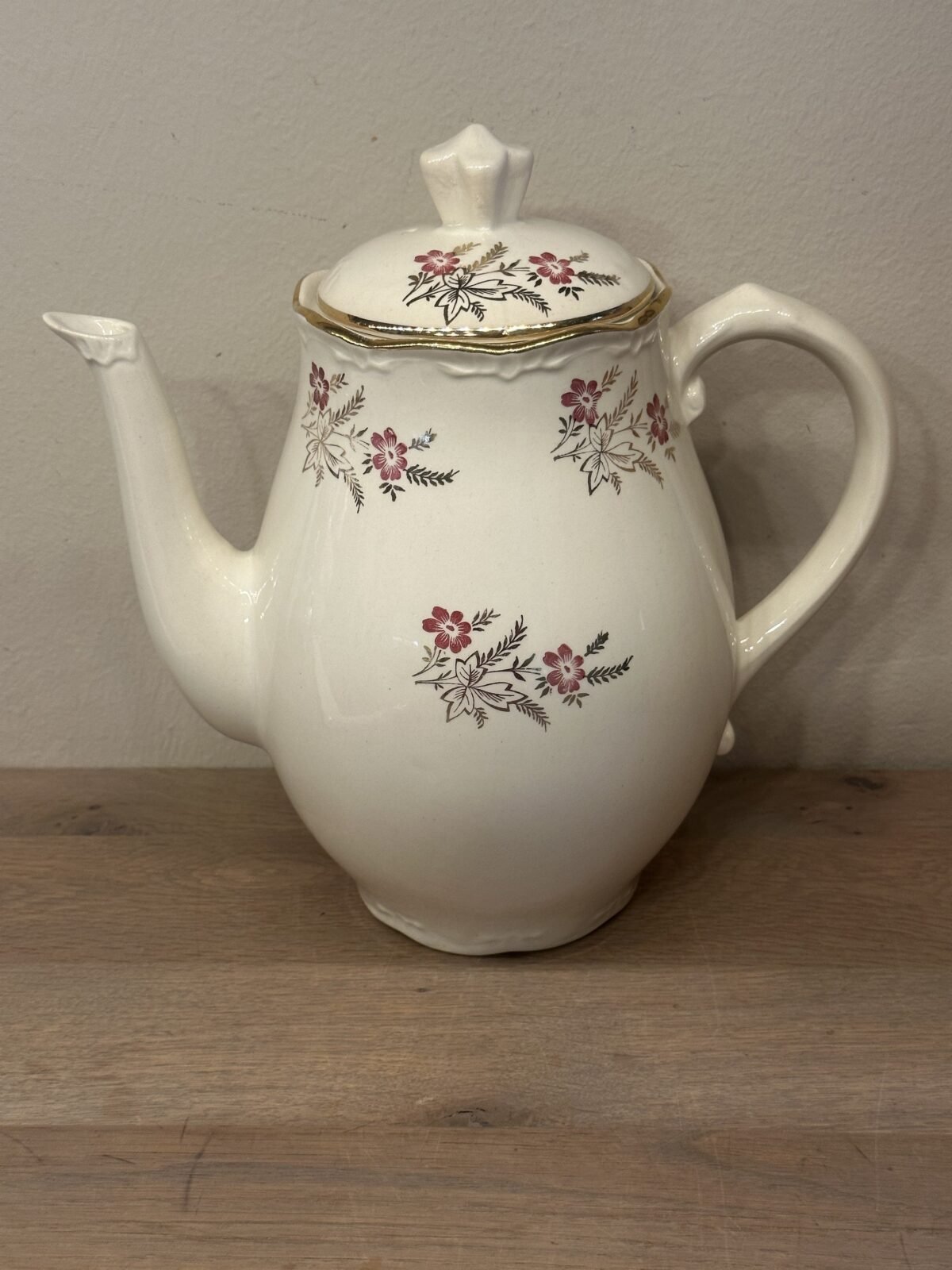 <p>Koffiepot - ongemerkt maar Boch - vorm CAPRI - décor van kleine roosjes met goudgekleurde takjes</p> - Boch