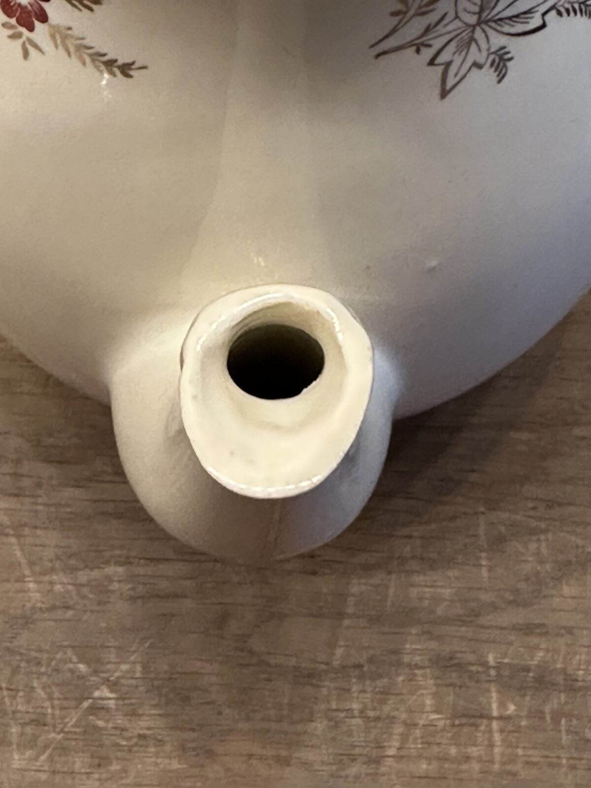 <p>Koffiepot - ongemerkt maar Boch - vorm CAPRI - décor van kleine roosjes met goudgekleurde takjes</p> - Boch