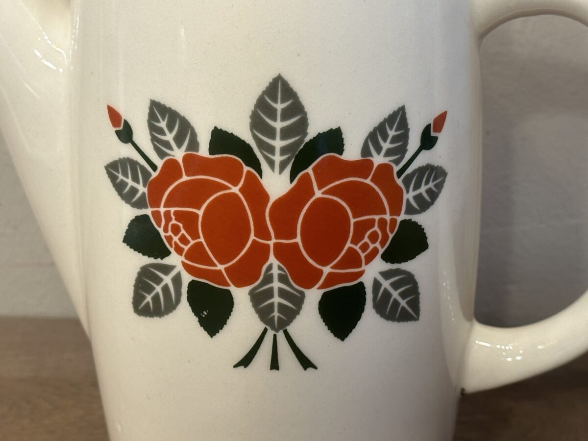<p>Koffiepot - hoger model - Torgau - décor van grijs/rode roos/bloem - model GUDRUN</p> - Overig Duitsland