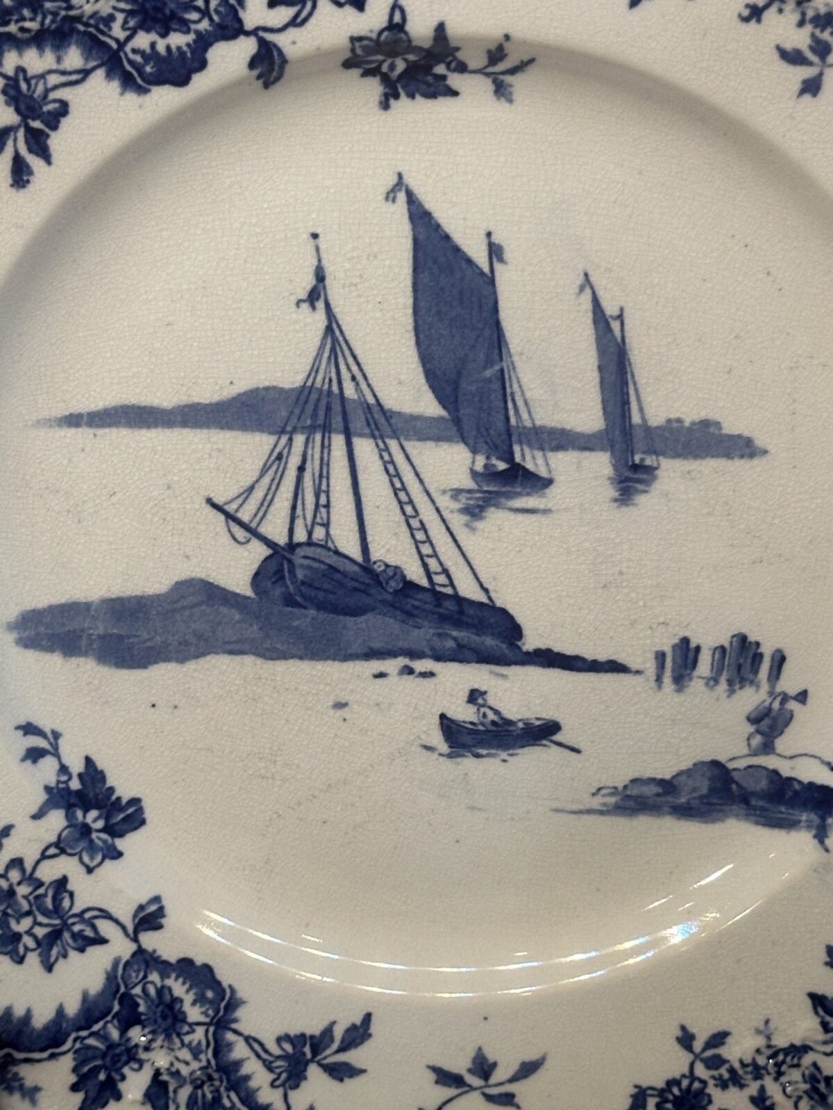 <p>Dinerbord / Eetbord - Stoke on Trent, England - décor uitgevoerd in blauw met een zeilboot en een roeiboot</p> - Overig Engeland