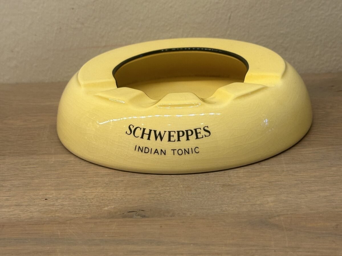 <p>Asbak met reclameopdruk voor SCHWEPPES INDIAN TONIC - Carltonware - uitgevoerd in geel</p> - Overig Engeland