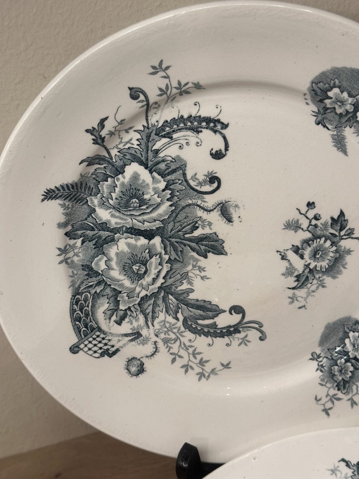 <p>Dinerbord / Eetbord - Nimy - décor PAVOTS uitgevoerd met bloemen in petrol</p> - Nimy