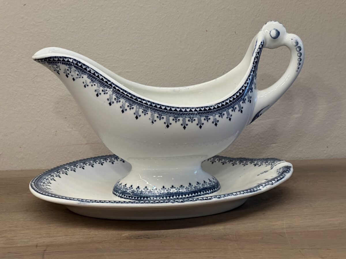 <p>Juskom / Sauskom - ongemerkt maar Petrus Regout - décor BORDURE in blauw met bewerkingen</p> - Onbekend
