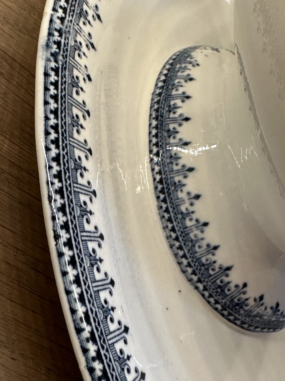 <p>Juskom / Sauskom - ongemerkt maar Petrus Regout - décor BORDURE in blauw met bewerkingen</p> - Onbekend