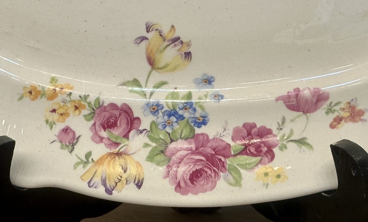 <p>Schaal - ovaal model - H Keramik (Germany) - décor van rozen en bloemen met een bewerkte rand</p> - Overig Duitsland