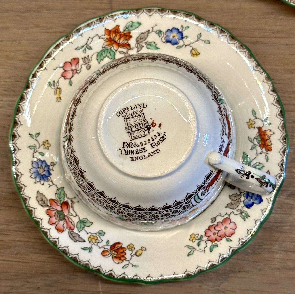 <p>Kop en schotel - klein, mokka, model - Copeland Spode RdNo 629599 - 1920s - décor CHINESE ROSE in bruin met bloemdecor</p> - Overig Engeland