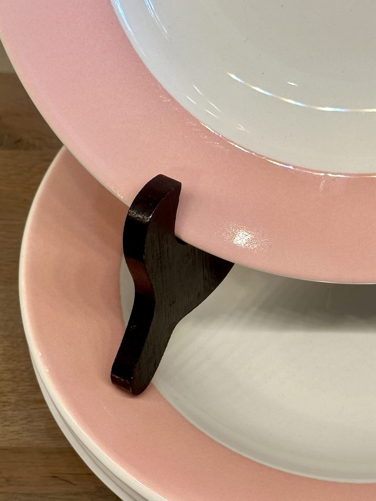 <p>Diep bord / Soepbord / Pastabord - ongemerkt (gelijkenis met Ceranord St. Amand) - uitgevoerd met vrij brede pastel roze rand</p> - Onbekend