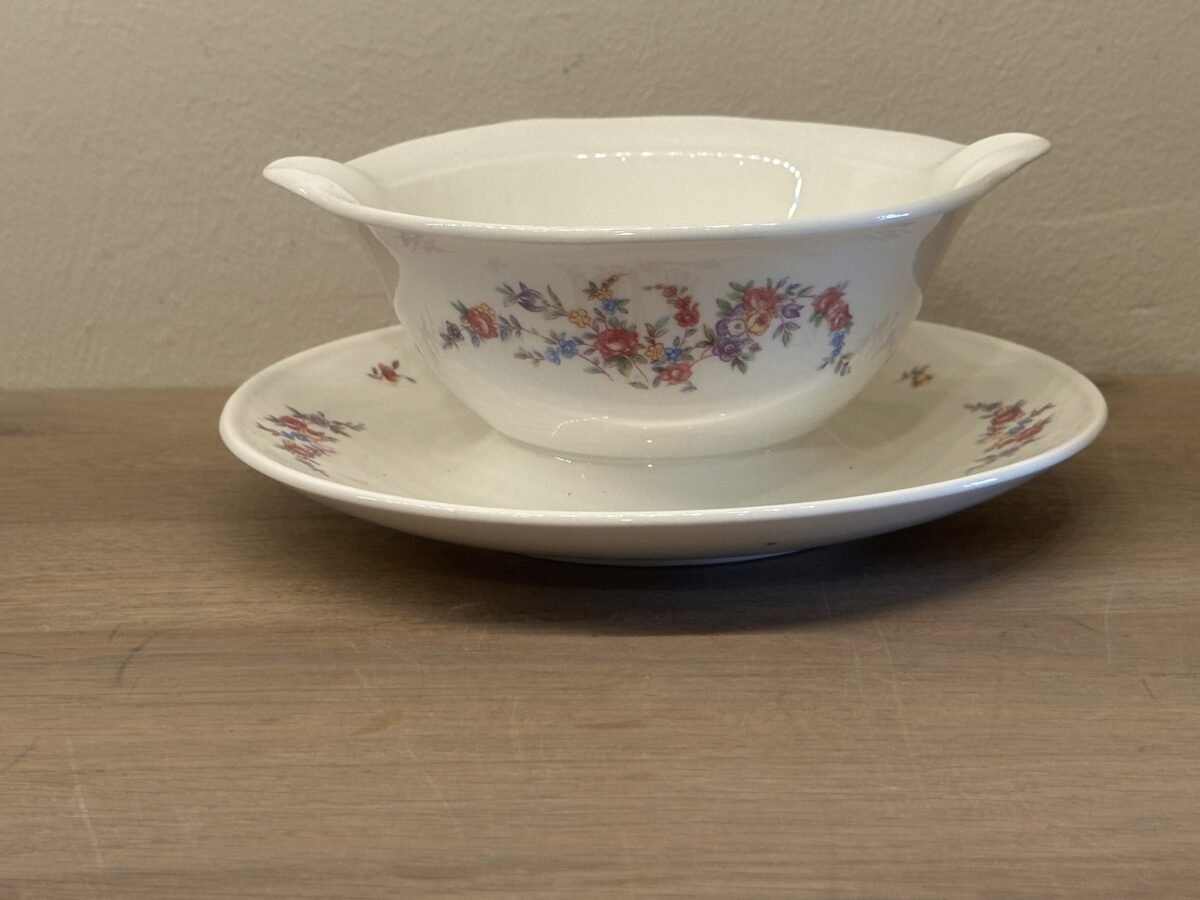 <p>Juskom / Sauskom - rond model met 2 tuiten - Petrus Regout - décor uitgevoerd met kleine roosjes en bloemetjes</p> - Petrus Regout
