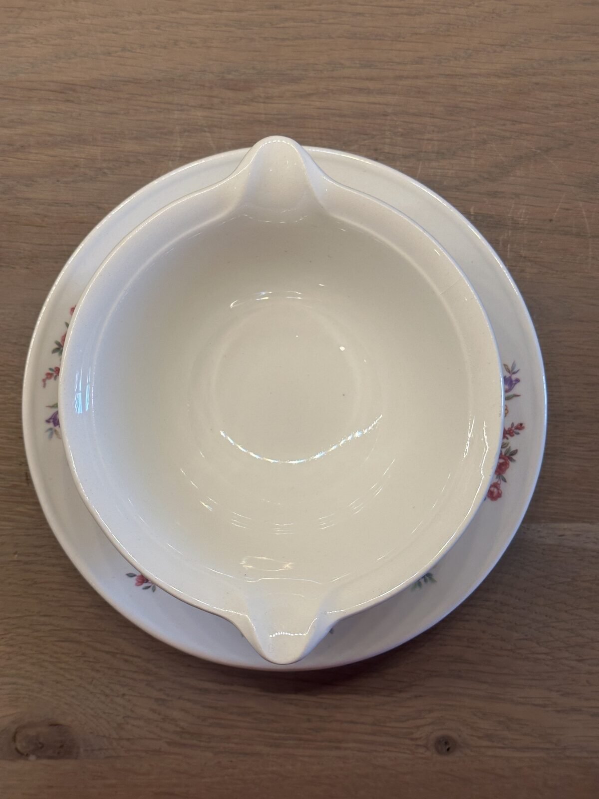 <p>Juskom / Sauskom - rond model met 2 tuiten - Petrus Regout - décor uitgevoerd met kleine roosjes en bloemetjes</p> - Petrus Regout