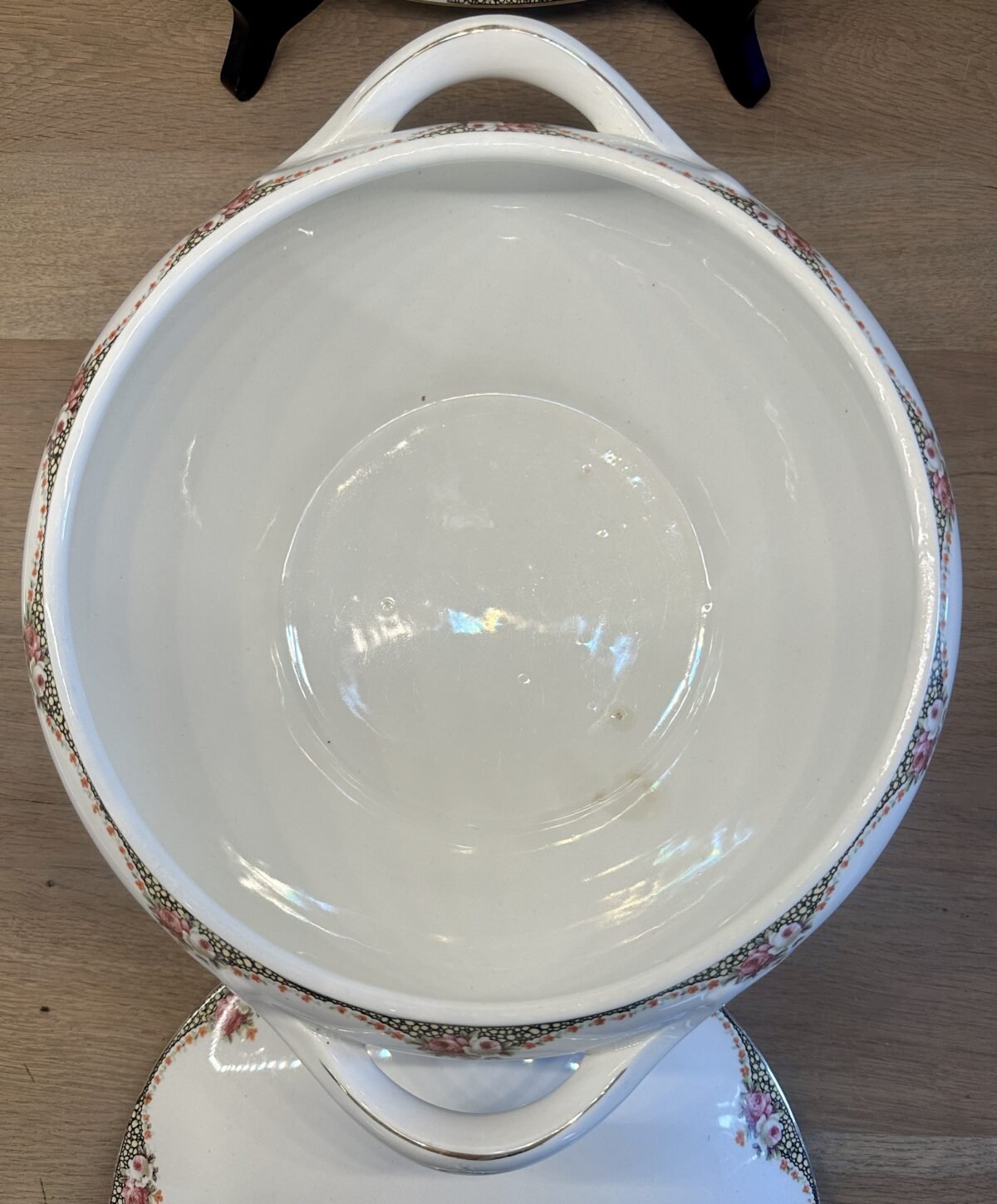 <p>Soepterrine / Terrine - Societe Ceramique Maestricht - décor 1704 met roosjes, zwarte versierselen en goudgekleurde rand</p> - Sociéte Céramique
