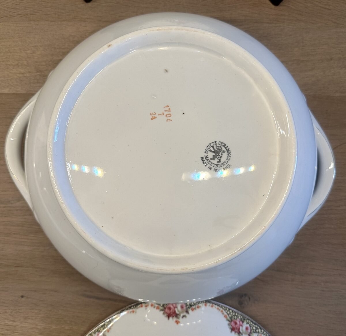 <p>Soepterrine / Terrine - Societe Ceramique Maestricht - décor 1704 met roosjes, zwarte versierselen en goudgekleurde rand</p> - Sociéte Céramique