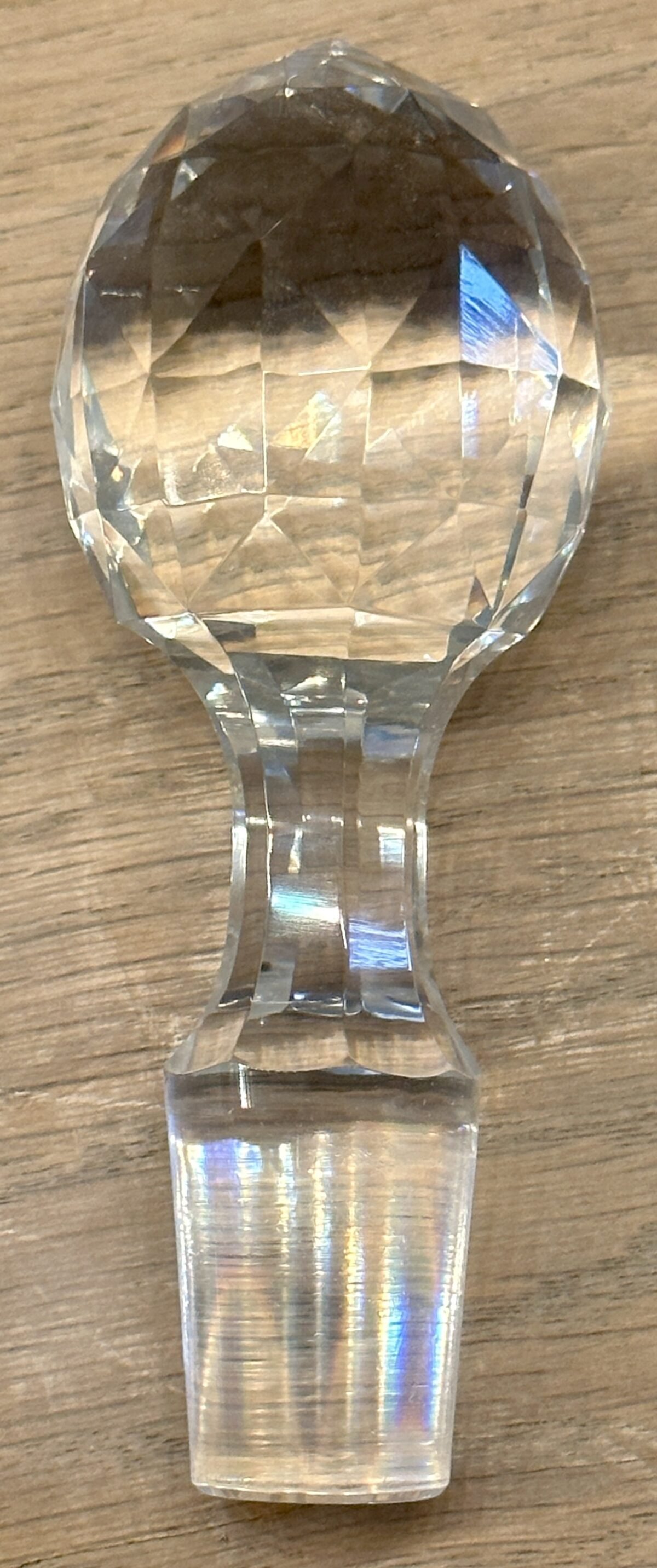 <p>Karaf met stop - geslepen glas/kristal (?)</p> - Brocante