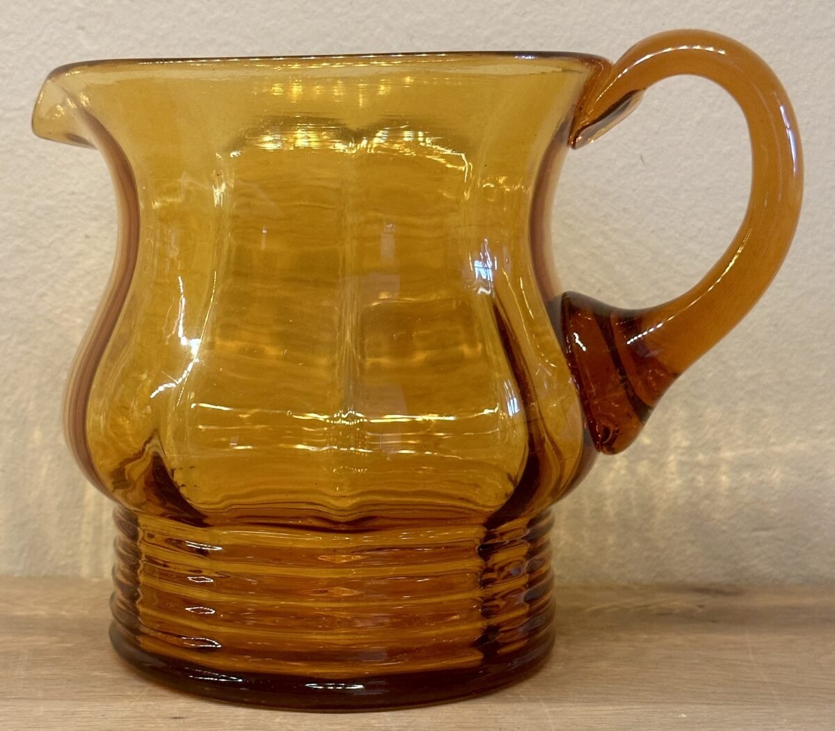 <p>Kan / Waterkan / Sapkan - uitgevoerd in bruin glas</p> - Brocante
