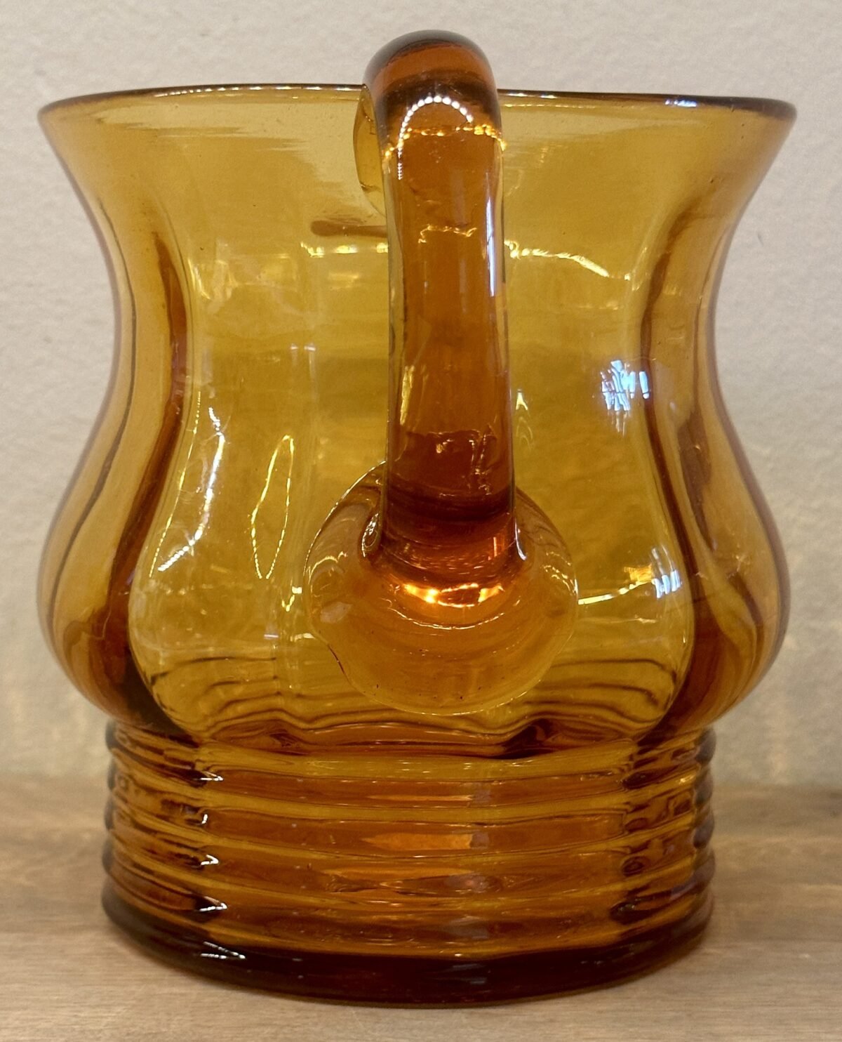 <p>Kan / Waterkan / Sapkan - uitgevoerd in bruin glas</p> - Brocante