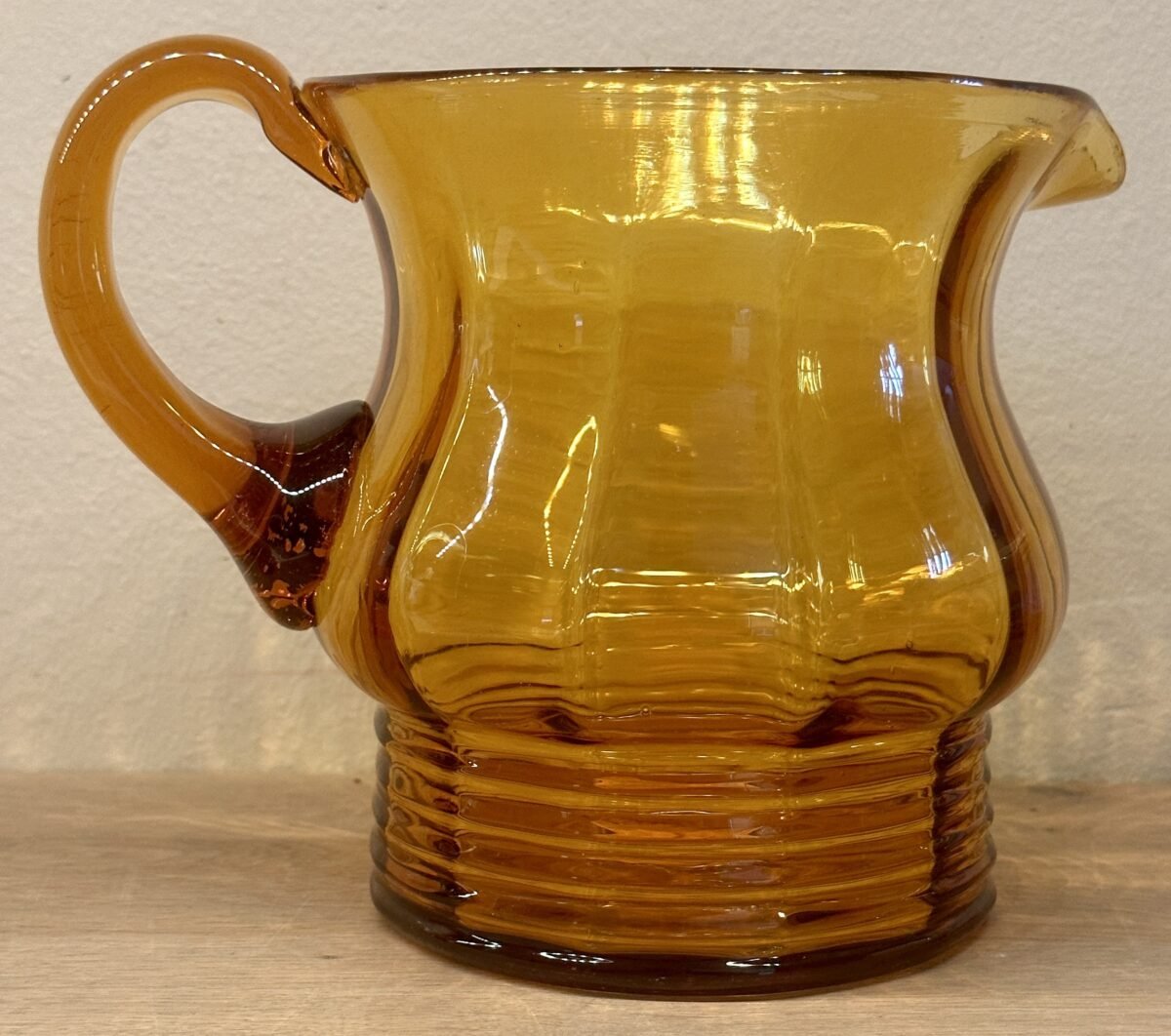 <p>Kan / Waterkan / Sapkan - uitgevoerd in bruin glas</p> - Brocante