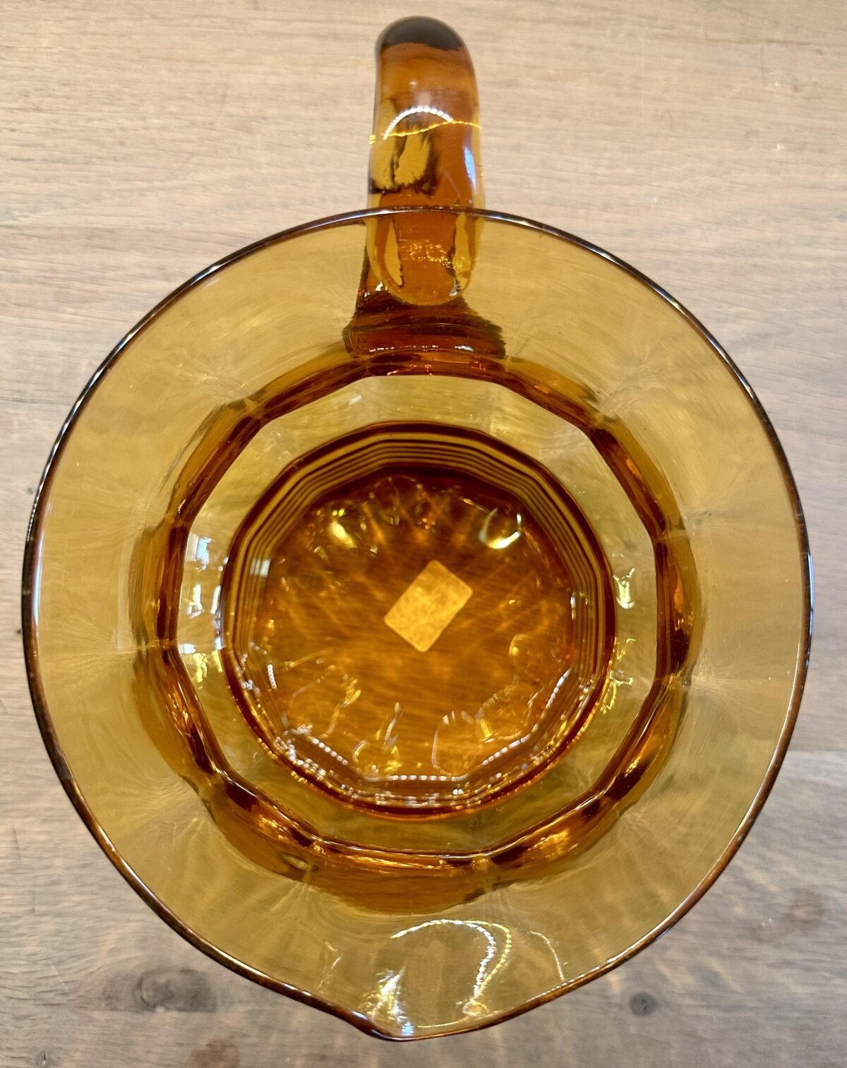 <p>Kan / Waterkan / Sapkan - uitgevoerd in bruin glas</p> - Brocante