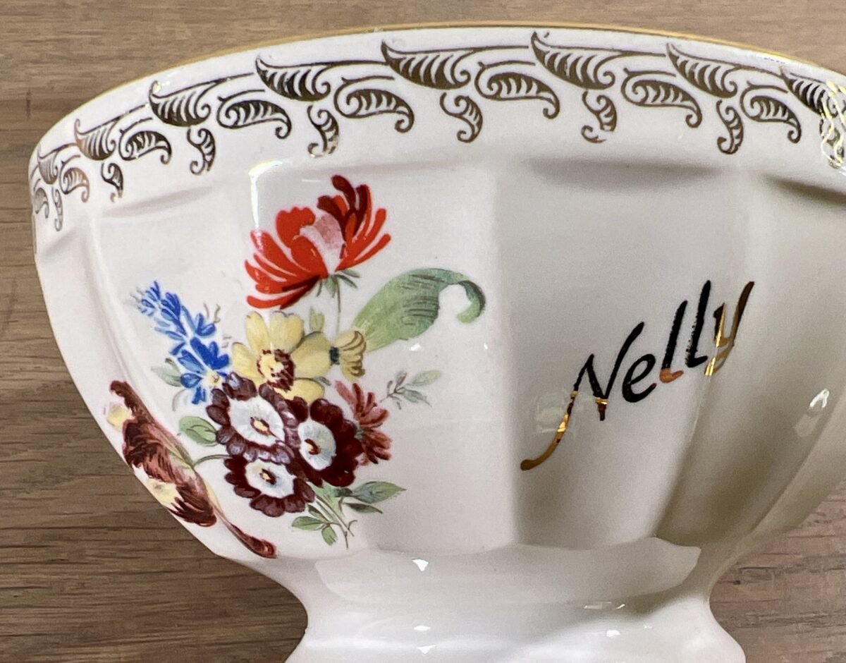 <p>Kommetje - Veritable Porcelaine Garante Sofa Fils - décor met bloemen en opschrift NELLY</p> - Overig Frankrijk