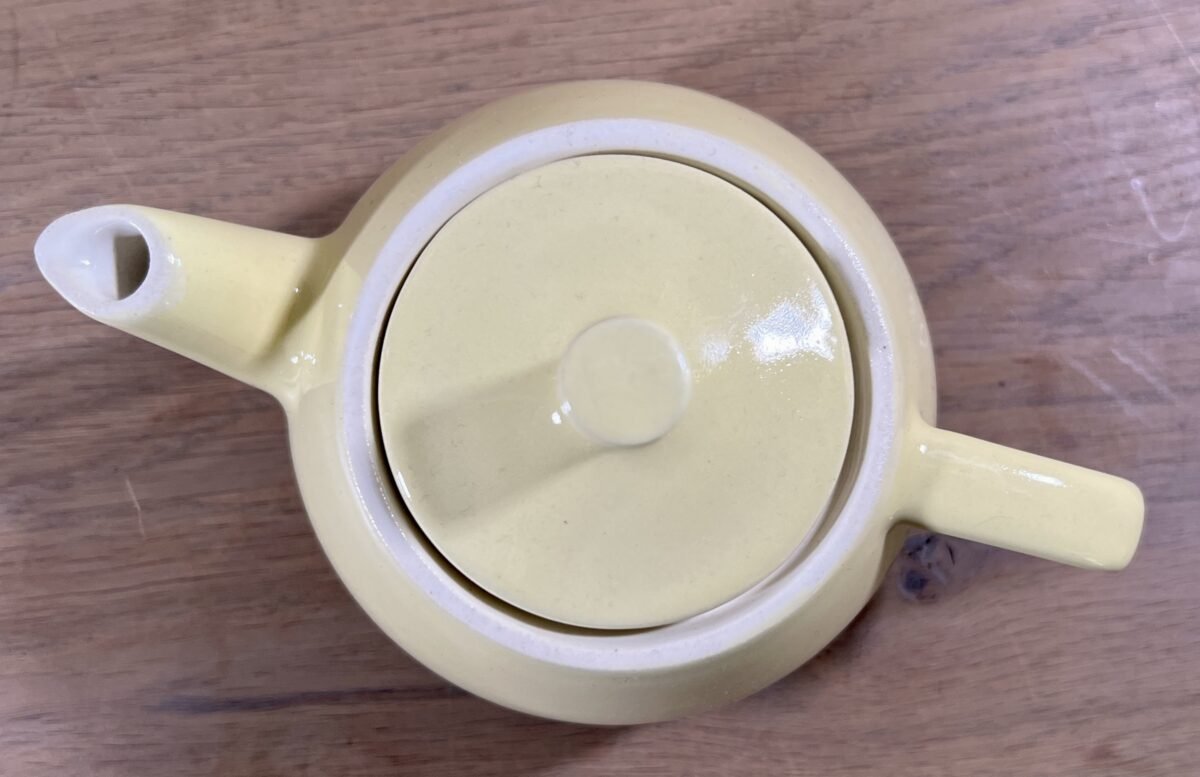<p>Koffiepotje - klein model - ongemerkt maar waarschijnlijk Melitta - uitgevoerd in pastelgeel</p> - Onbekend