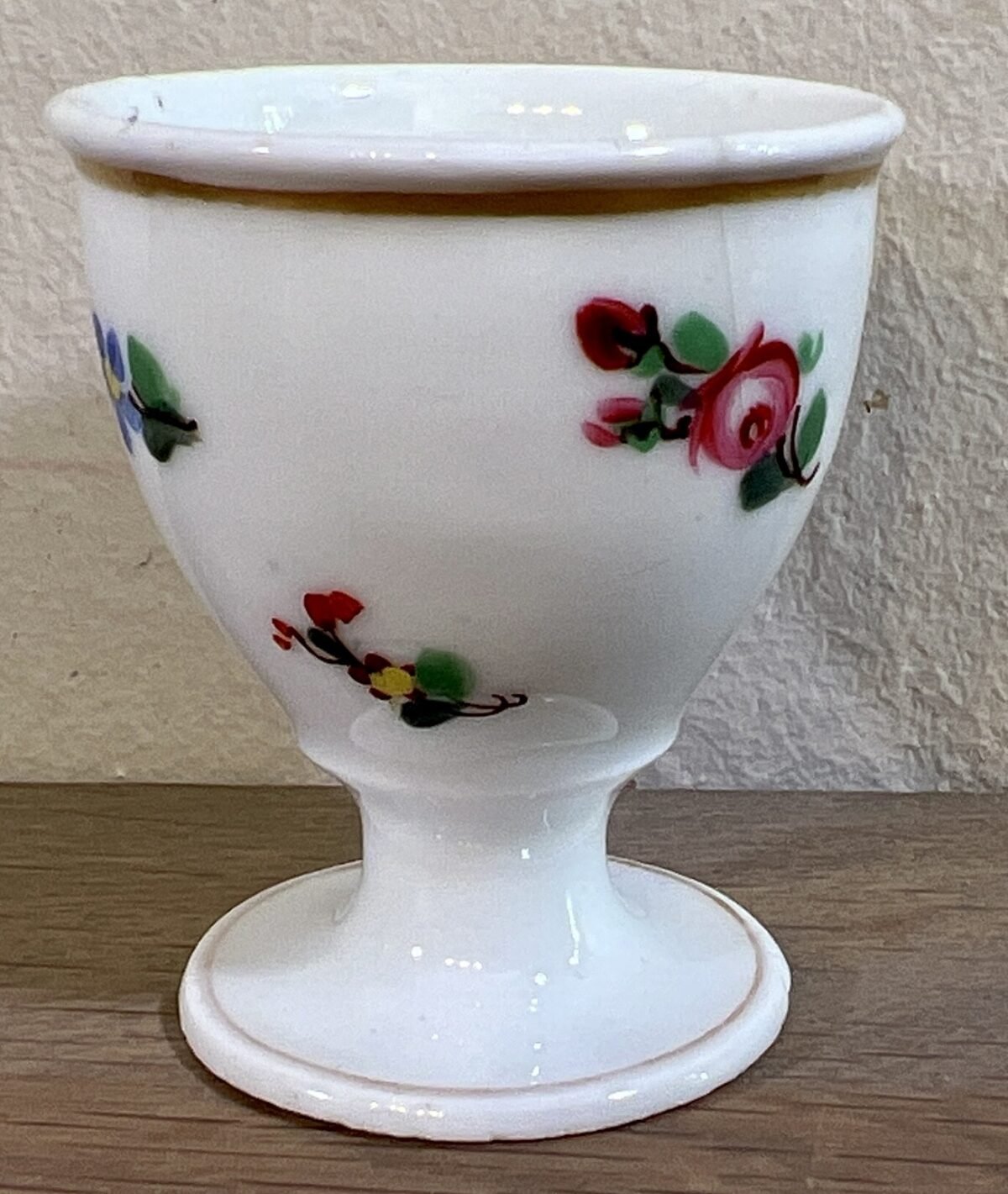 <p>Eierdop - porselein - ongemerkt - uitgevoerd met décor van bloemetjes</p> - Onbekend