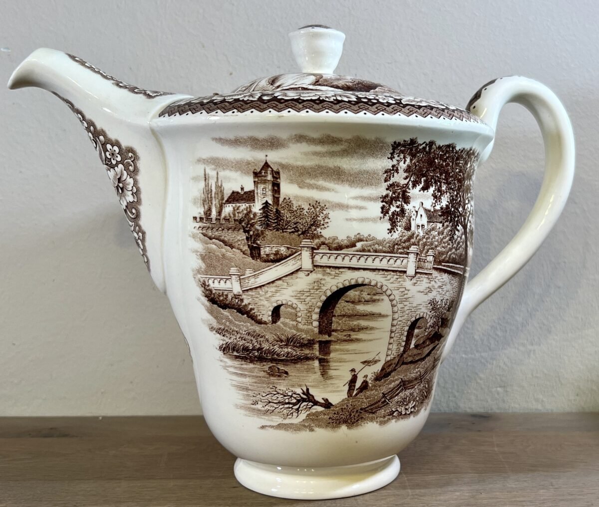 <p>Koffiepot - groot model - Societe Ceramique Maestricht - décor OLD BRIDGE in bruine uitvoering</p> - Sociéte Céramique