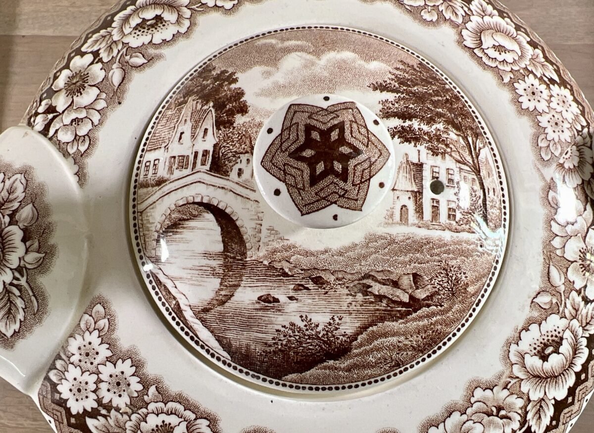 <p>Koffiepot - groot model - Societe Ceramique Maestricht - décor OLD BRIDGE in bruine uitvoering</p> - Sociéte Céramique