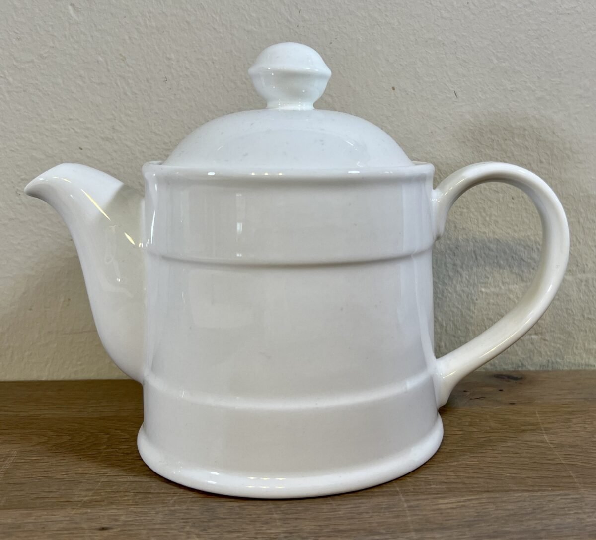 <p>Koffiepotje / Theepotje - kleiner model - Villeroy & Boch - décor in crème/wit met banden</p> - Villeroy & Boch