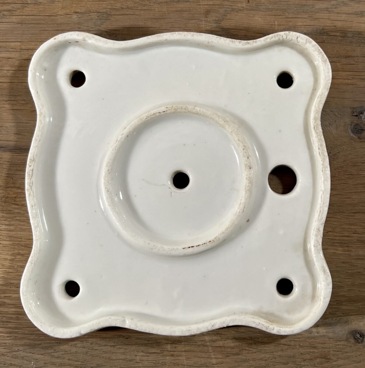 <p>Afdekplaat / Achterplaat - wit porselein - naar zeggen voor een gaslamp oid.</p> - Onbekend